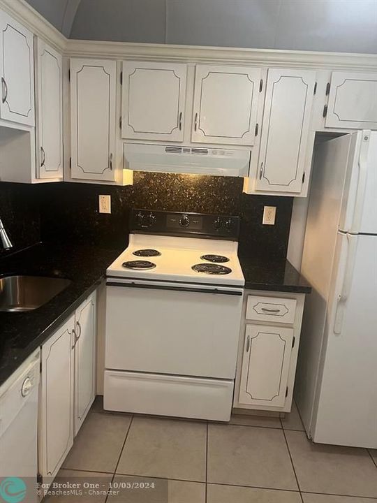 For Rent: $1,900 (1 beds, 1 baths, 741 Square Feet)