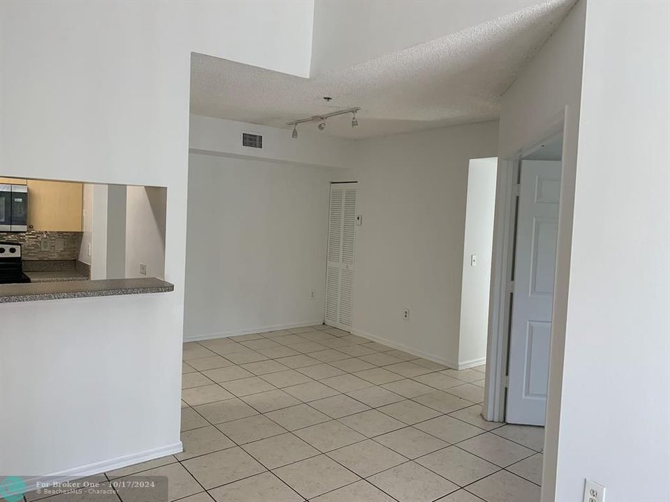 For Rent: $2,250 (2 beds, 1 baths, 850 Square Feet)