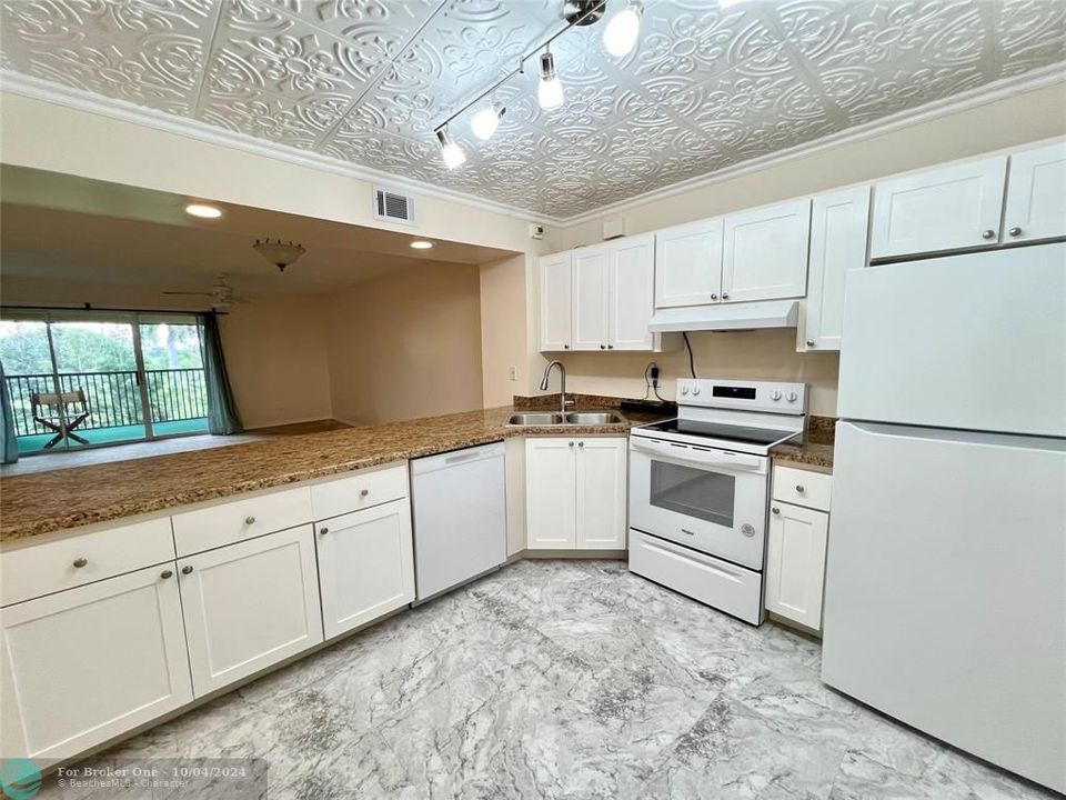 For Sale: $274,900 (2 beds, 2 baths, 1230 Square Feet)