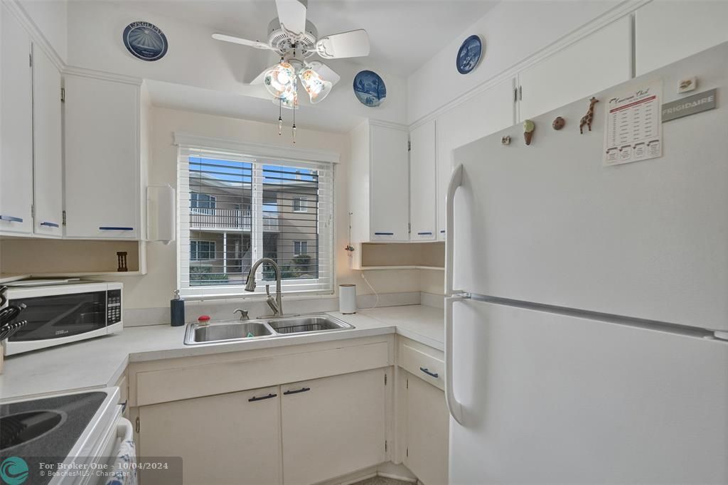 For Sale: $385,000 (2 beds, 2 baths, 840 Square Feet)