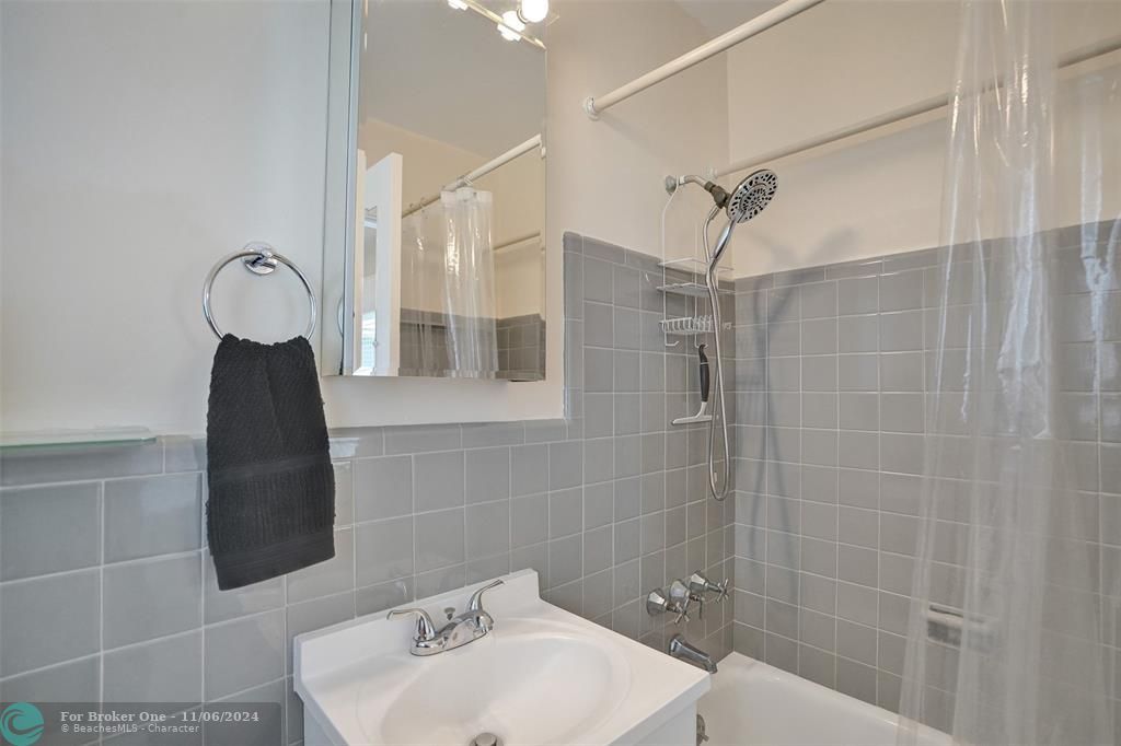 For Sale: $385,000 (2 beds, 2 baths, 840 Square Feet)