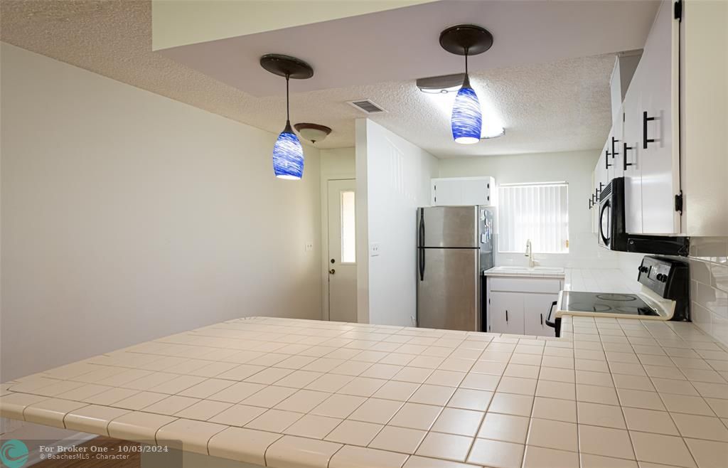 For Sale: $339,900 (2 beds, 2 baths, 1064 Square Feet)