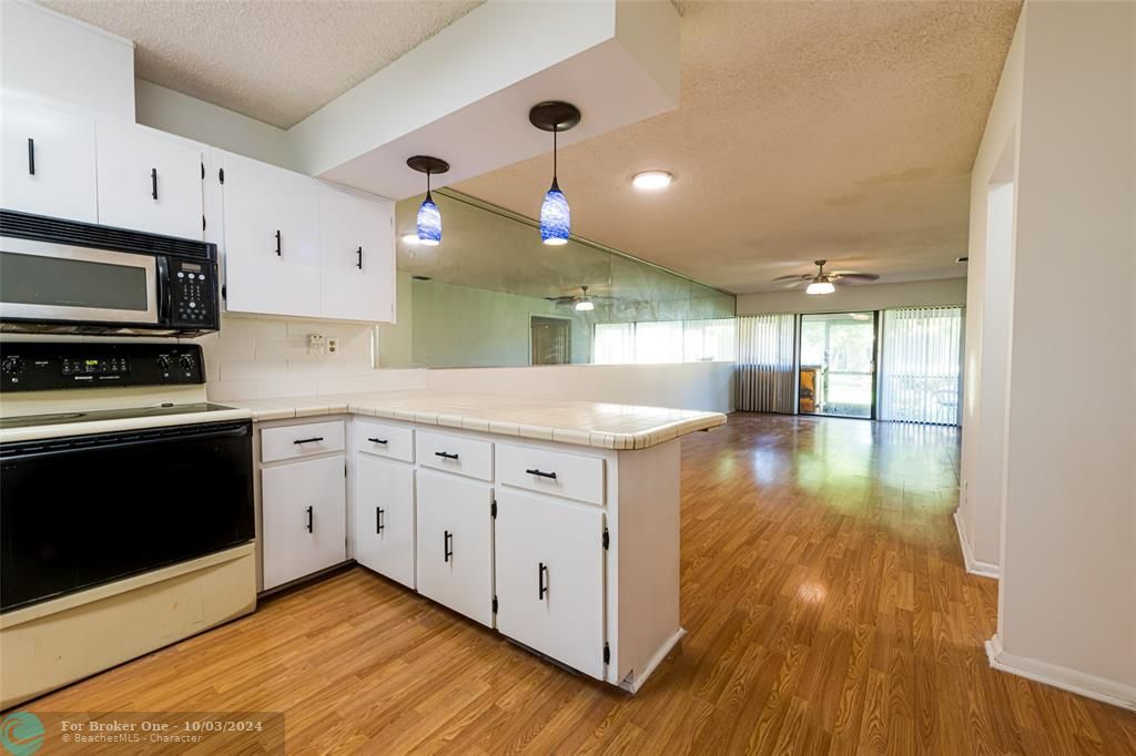 For Sale: $339,900 (2 beds, 2 baths, 1064 Square Feet)