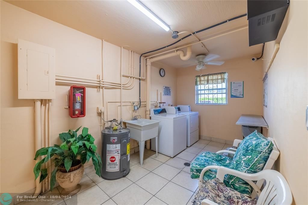 For Sale: $250,000 (1 beds, 1 baths, 900 Square Feet)