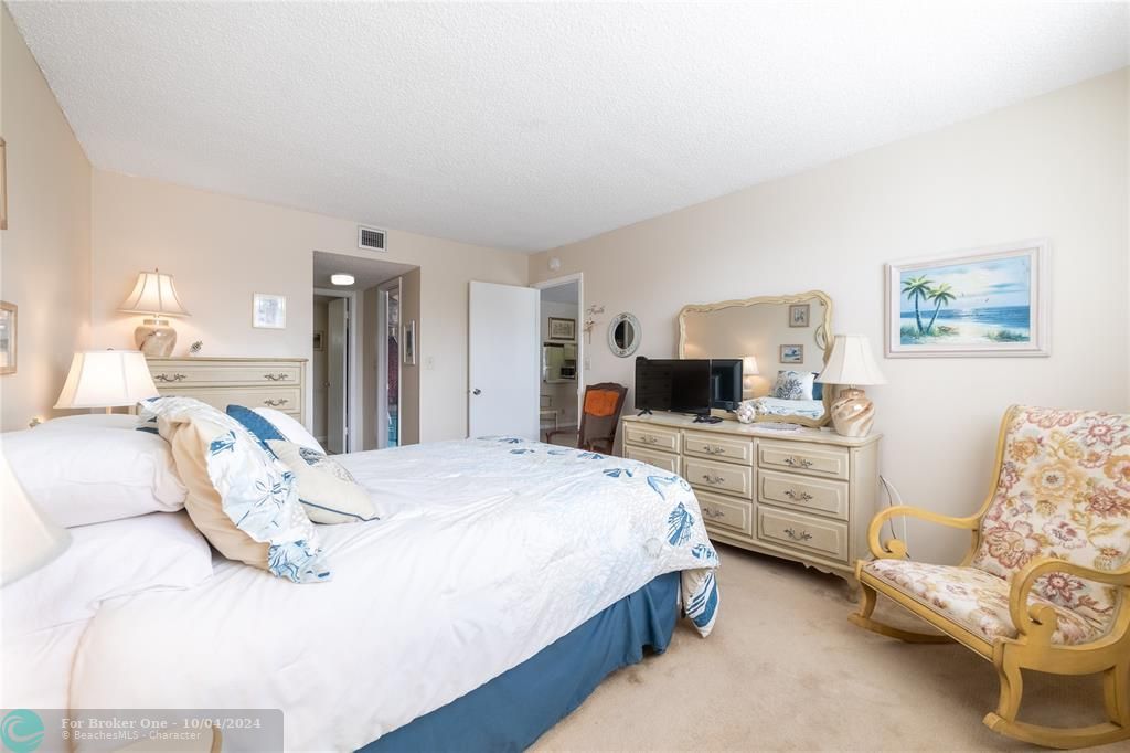 For Sale: $250,000 (1 beds, 1 baths, 900 Square Feet)