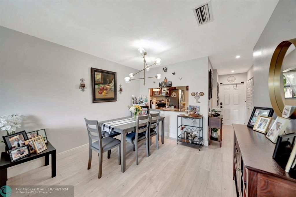 For Sale: $295,000 (2 beds, 2 baths, 800 Square Feet)