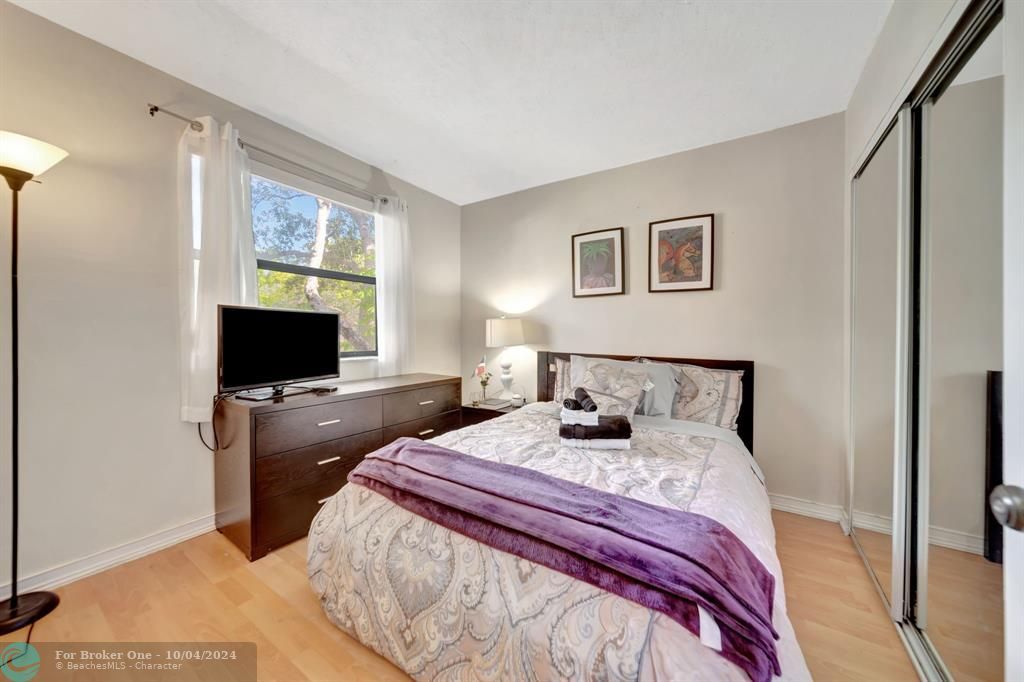 For Sale: $295,000 (2 beds, 2 baths, 800 Square Feet)