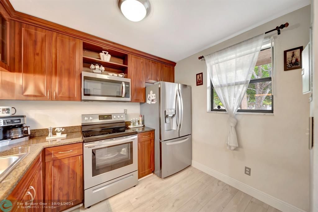 For Sale: $295,000 (2 beds, 2 baths, 800 Square Feet)