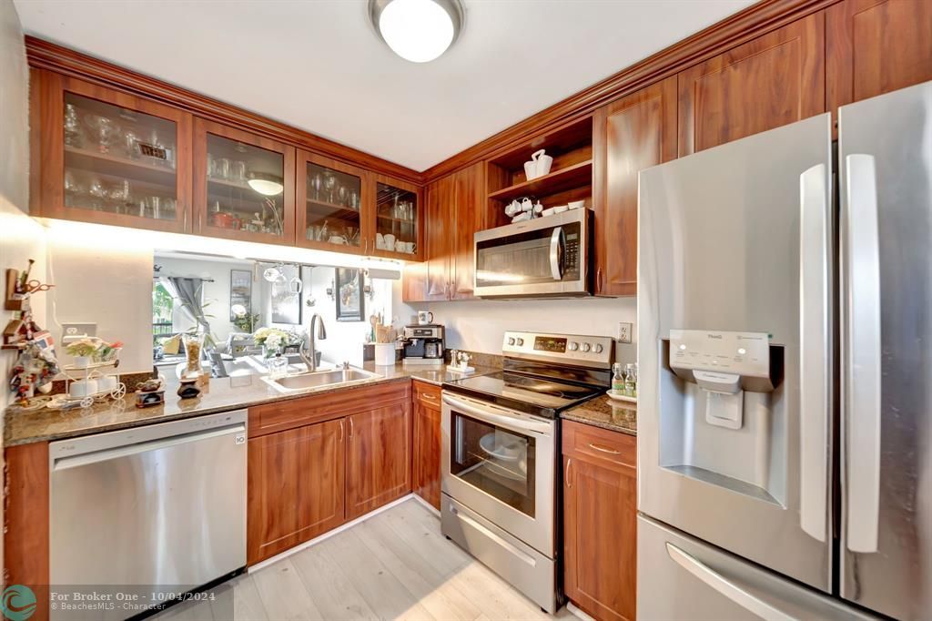 For Sale: $295,000 (2 beds, 2 baths, 800 Square Feet)