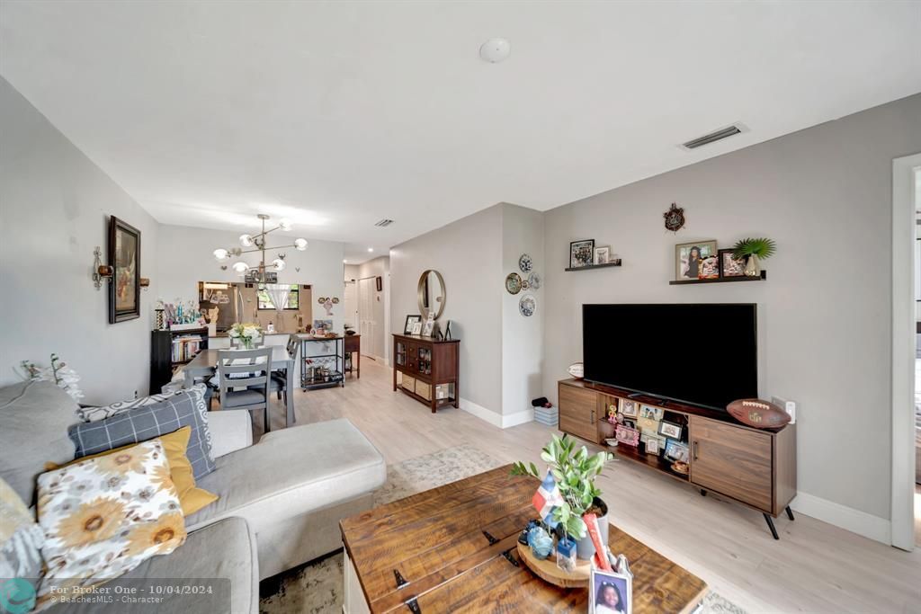 For Sale: $295,000 (2 beds, 2 baths, 800 Square Feet)