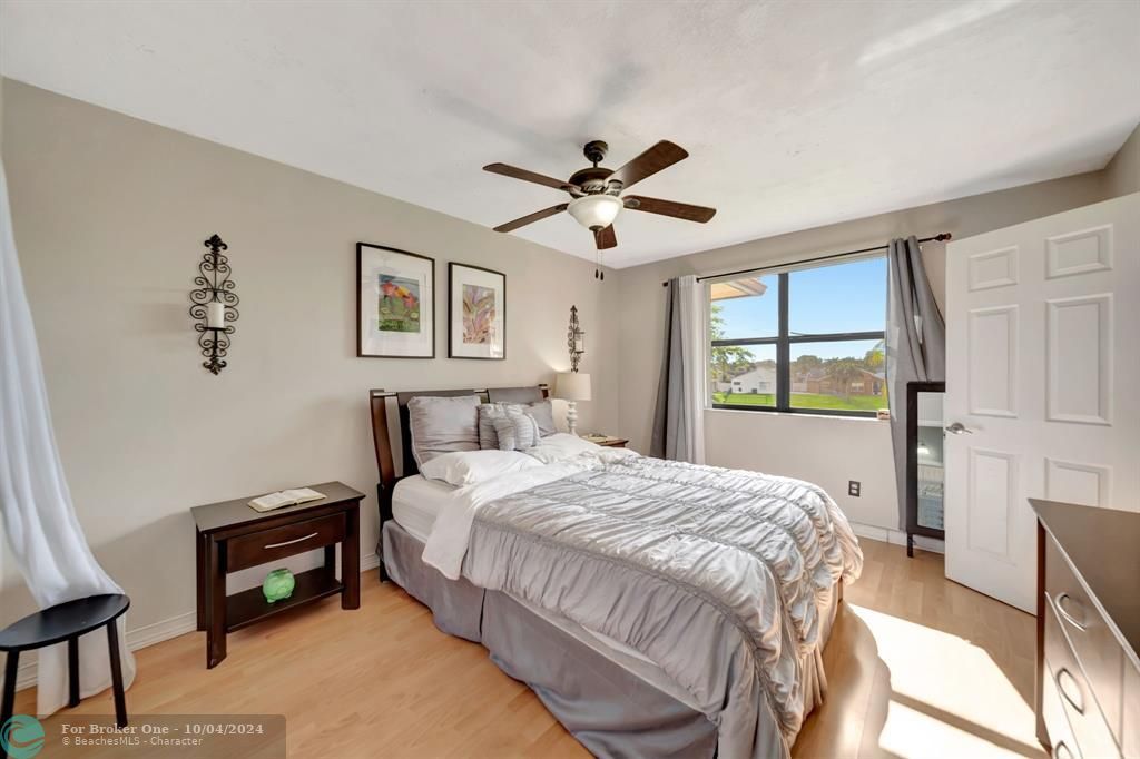 For Sale: $295,000 (2 beds, 2 baths, 800 Square Feet)