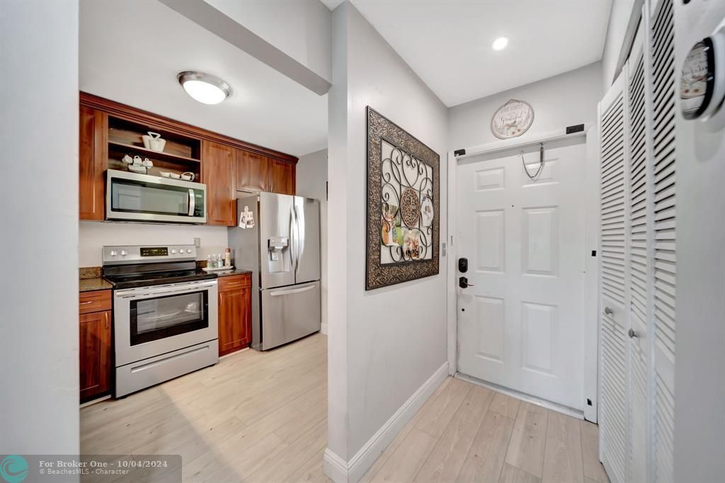 For Sale: $295,000 (2 beds, 2 baths, 800 Square Feet)