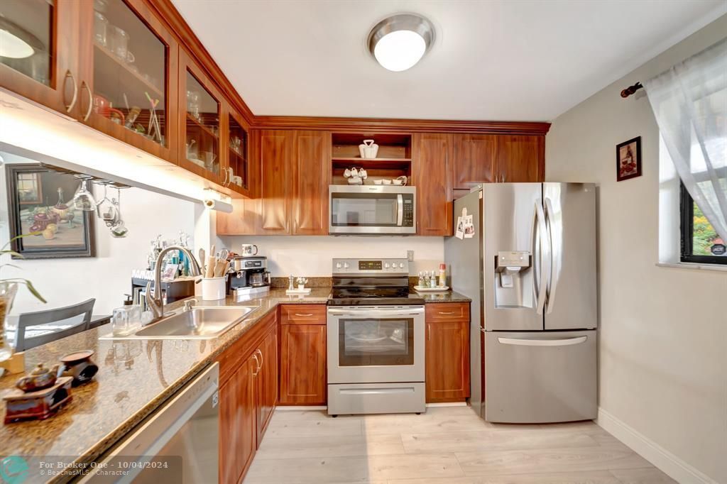 For Sale: $295,000 (2 beds, 2 baths, 800 Square Feet)