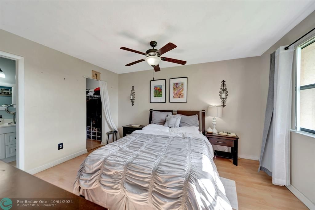 For Sale: $295,000 (2 beds, 2 baths, 800 Square Feet)