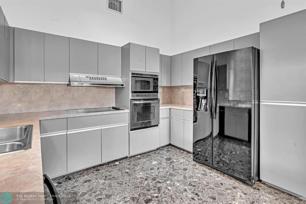 For Sale: $488,900 (2 beds, 2 baths, 1944 Square Feet)