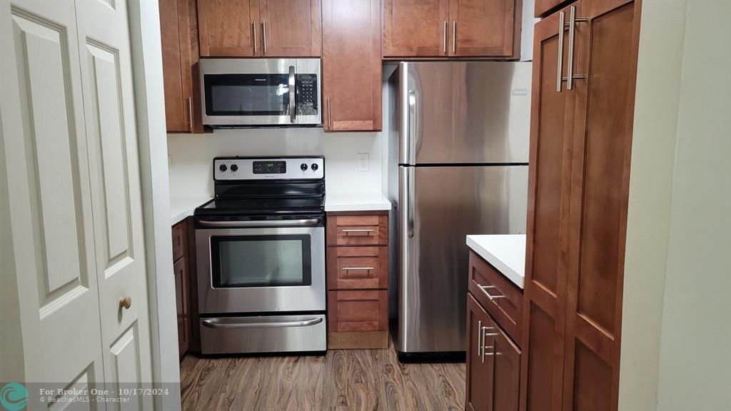 For Sale: $225,000 (2 beds, 2 baths, 800 Square Feet)