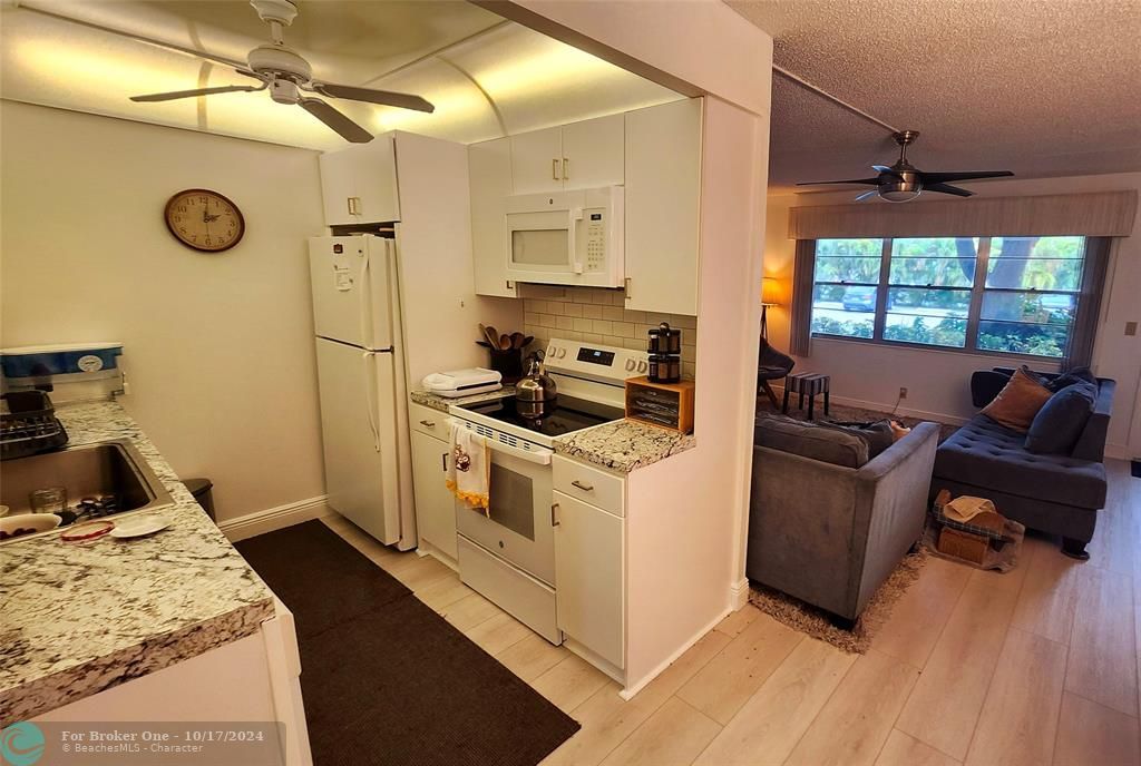 For Sale: $135,000 (1 beds, 1 baths, 700 Square Feet)