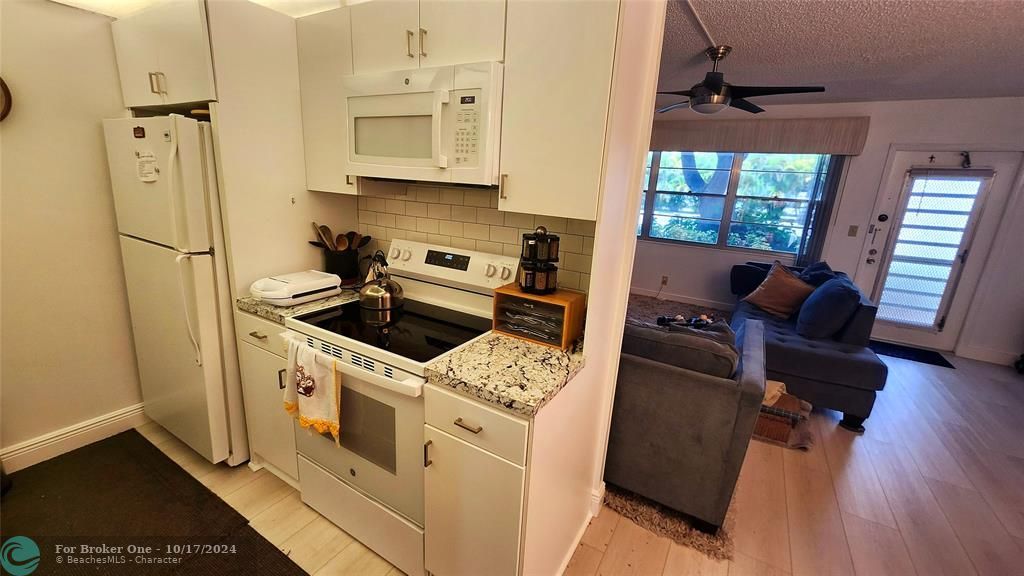 For Sale: $135,000 (1 beds, 1 baths, 700 Square Feet)