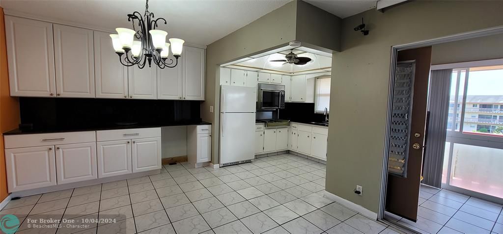 For Sale: $169,999 (2 beds, 1 baths, 840 Square Feet)