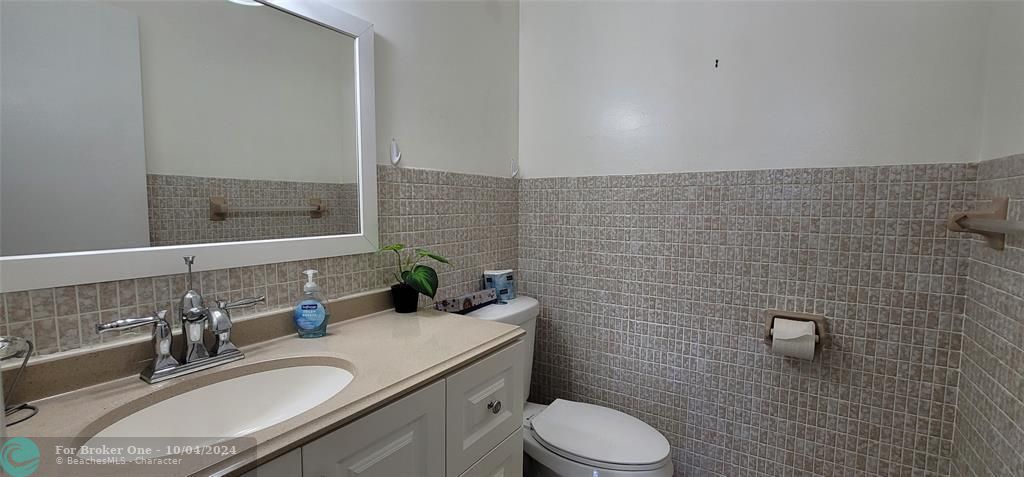 For Sale: $169,999 (2 beds, 1 baths, 840 Square Feet)