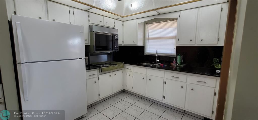 For Sale: $169,999 (2 beds, 1 baths, 840 Square Feet)