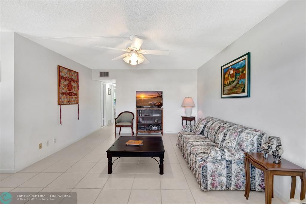 For Sale: $279,000 (2 beds, 1 baths, 815 Square Feet)