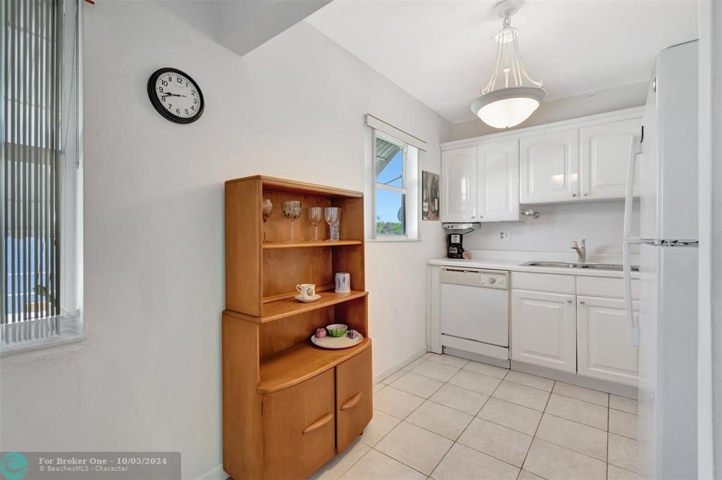 For Sale: $279,000 (2 beds, 1 baths, 815 Square Feet)