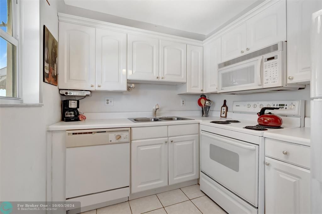 For Sale: $279,000 (2 beds, 1 baths, 815 Square Feet)