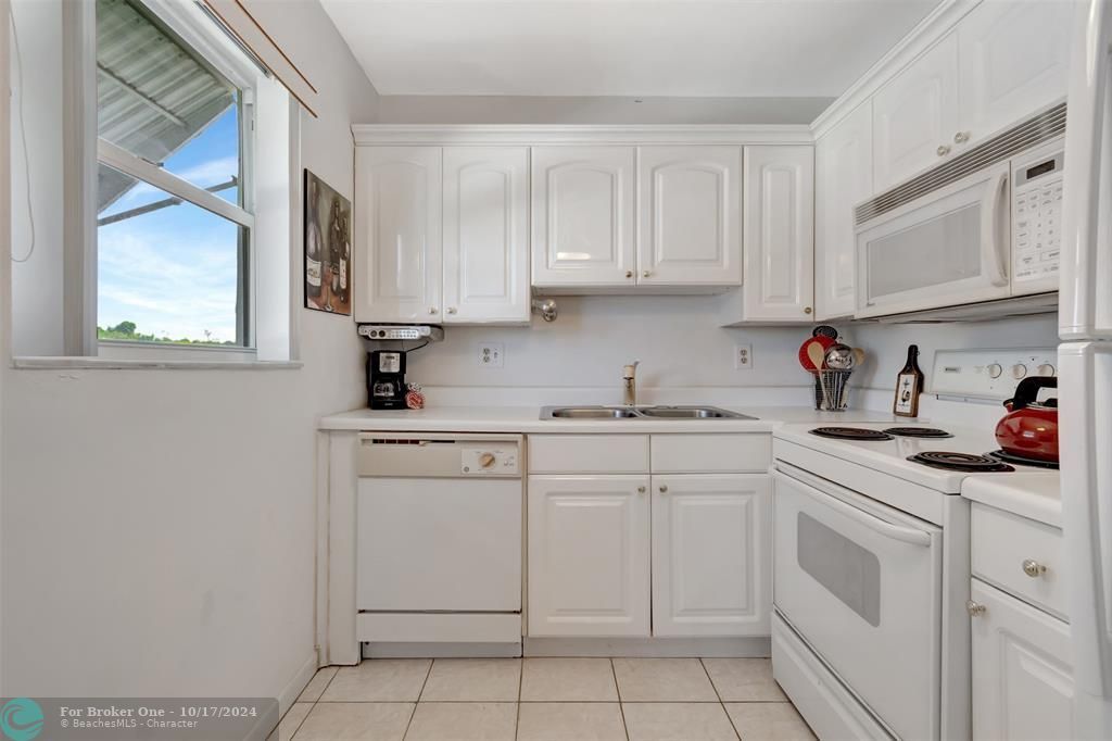 For Sale: $279,000 (2 beds, 1 baths, 815 Square Feet)