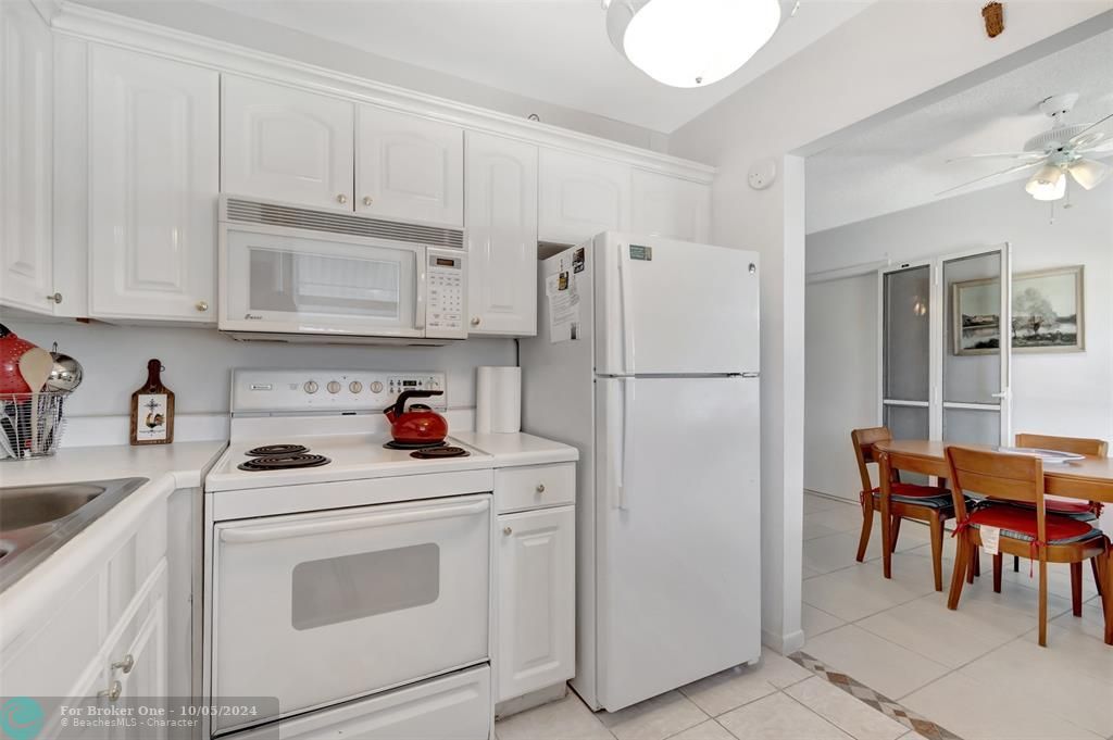 For Sale: $279,000 (2 beds, 1 baths, 815 Square Feet)