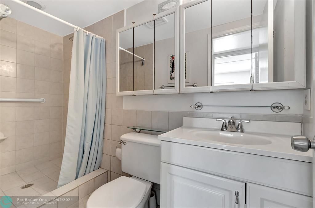 For Sale: $279,000 (2 beds, 1 baths, 815 Square Feet)