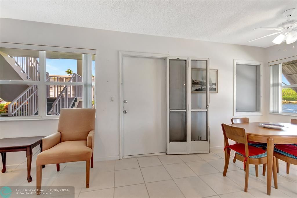 For Sale: $279,000 (2 beds, 1 baths, 815 Square Feet)