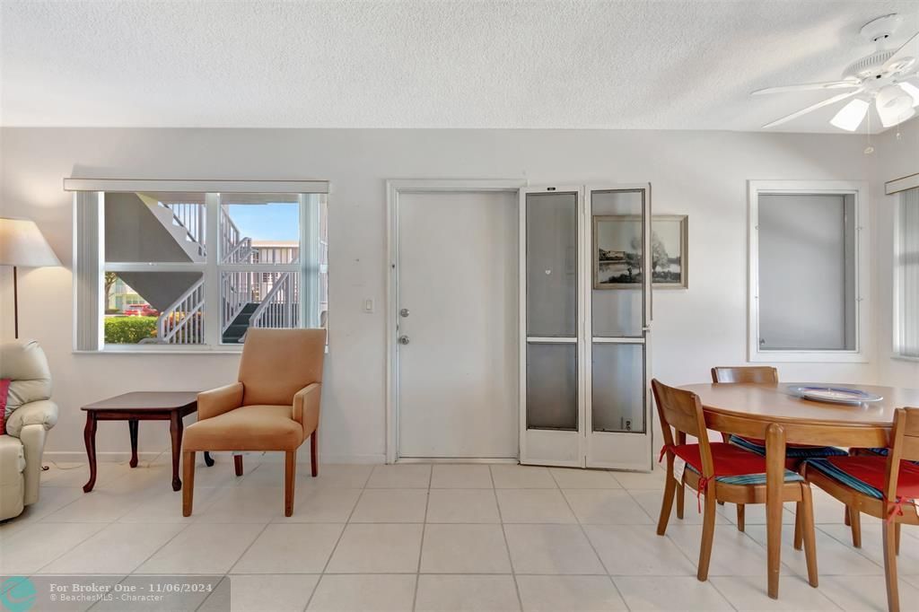 For Sale: $279,000 (2 beds, 1 baths, 815 Square Feet)