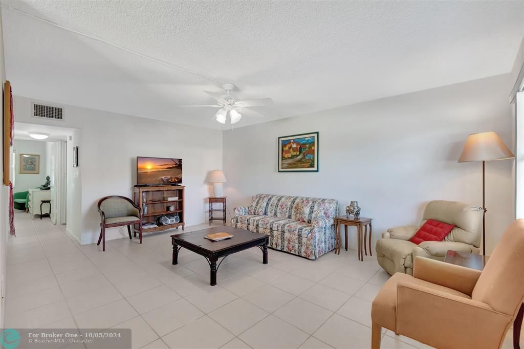 For Sale: $279,000 (2 beds, 1 baths, 815 Square Feet)