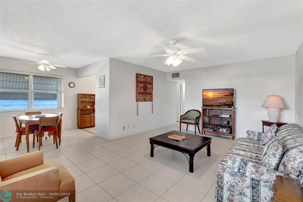 For Sale: $279,000 (2 beds, 1 baths, 815 Square Feet)