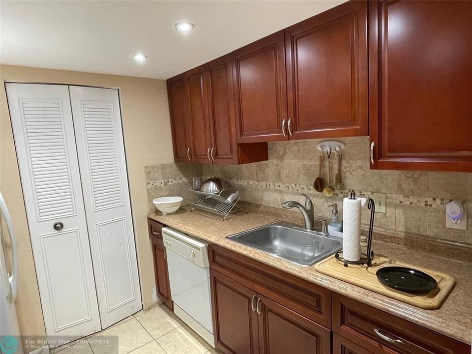 For Rent: $1,750 (1 beds, 1 baths, 768 Square Feet)