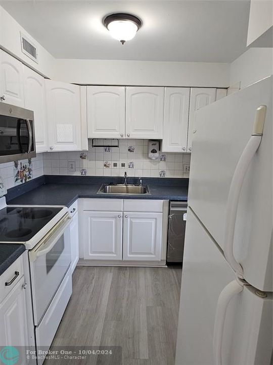 For Rent: $2,100 (2 beds, 2 baths, 1042 Square Feet)