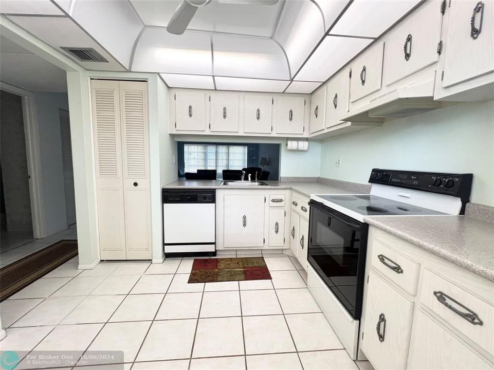 For Sale: $142,000 (2 beds, 2 baths, 920 Square Feet)