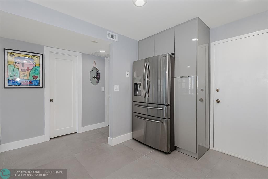 For Sale: $379,000 (1 beds, 1 baths, 995 Square Feet)