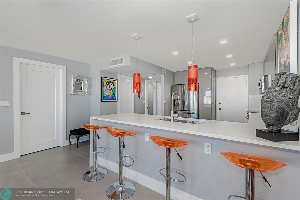 For Sale: $379,000 (1 beds, 1 baths, 995 Square Feet)