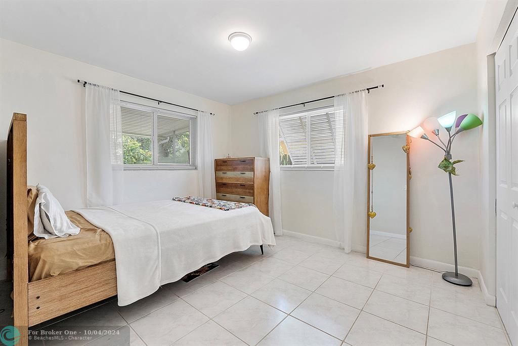 For Sale: $435,000 (2 beds, 1 baths, 1032 Square Feet)