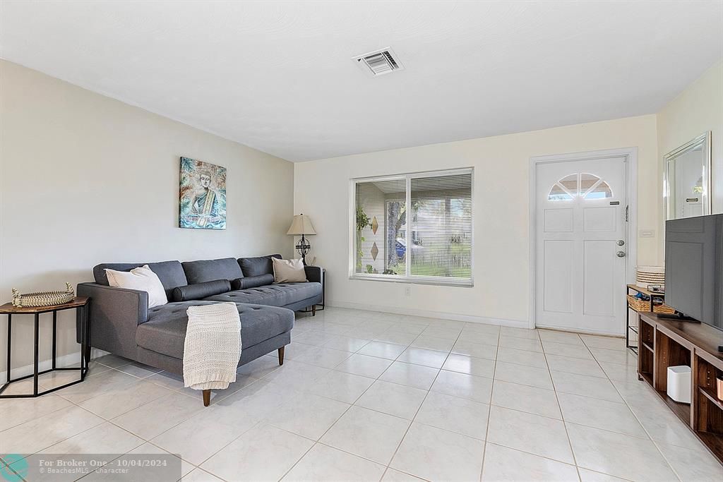 For Sale: $435,000 (2 beds, 1 baths, 1032 Square Feet)