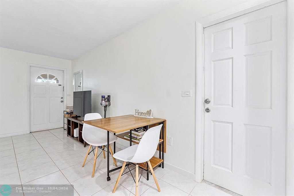 For Sale: $435,000 (2 beds, 1 baths, 1032 Square Feet)