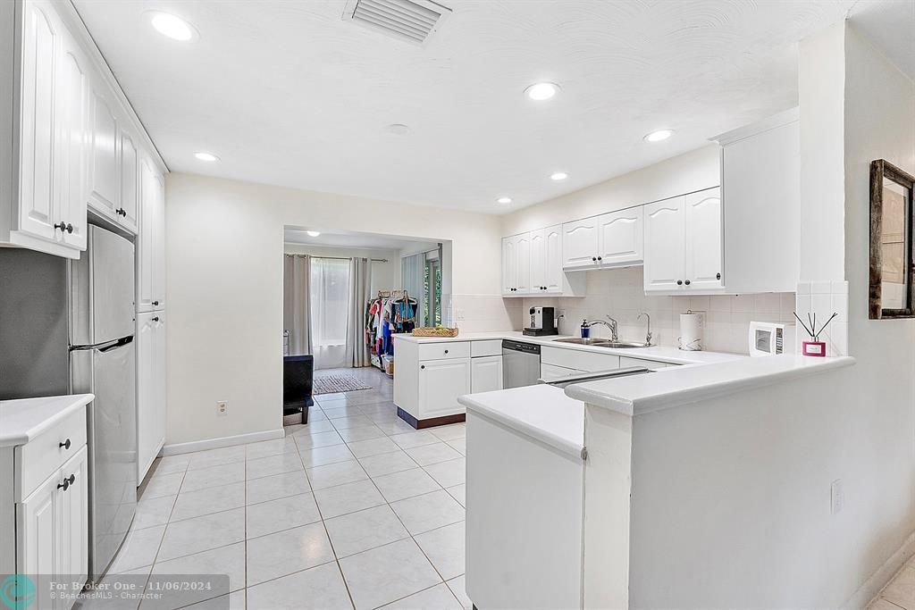 For Sale: $435,000 (2 beds, 1 baths, 1032 Square Feet)