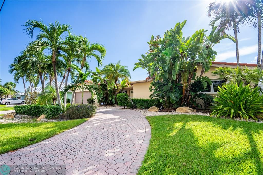 For Sale: $1,995,000 (3 beds, 2 baths, 1911 Square Feet)