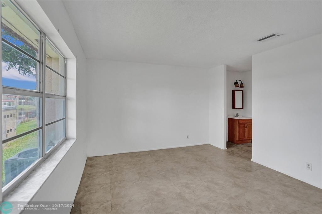 For Sale: $150,000 (2 beds, 2 baths, 1021 Square Feet)