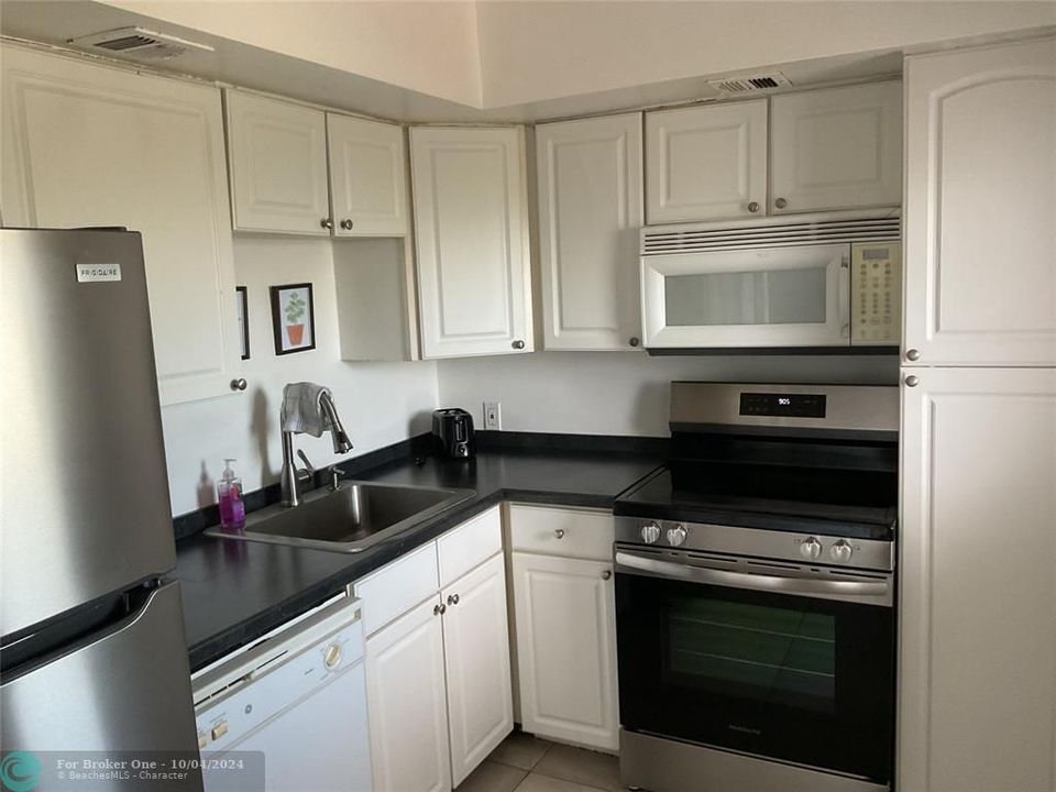 For Sale: $219,000 (2 beds, 2 baths, 1150 Square Feet)