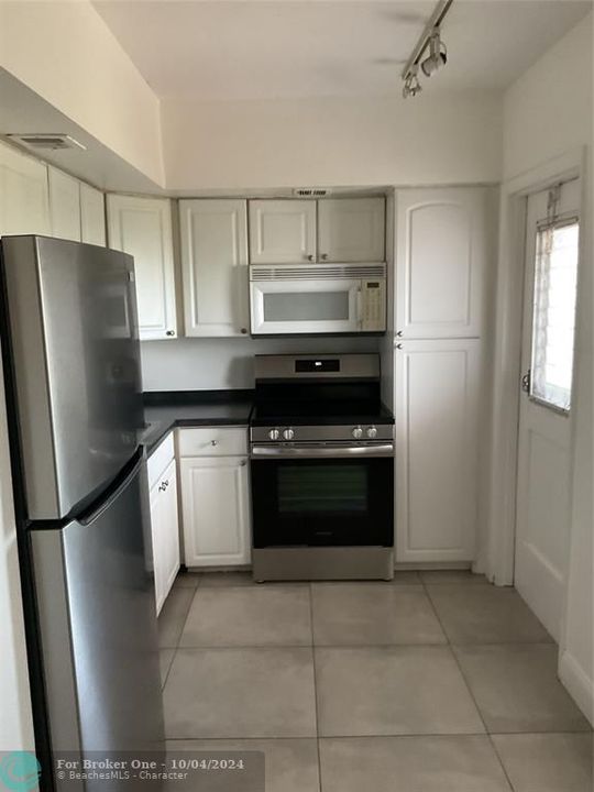 For Sale: $219,000 (2 beds, 2 baths, 1150 Square Feet)