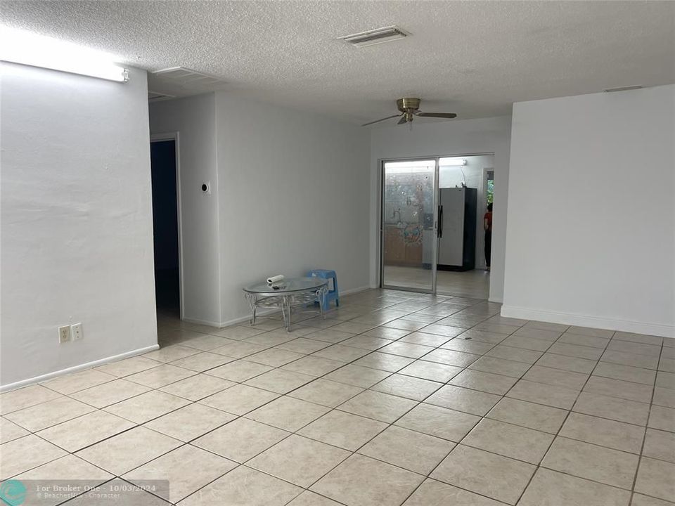 For Sale: $328,000 (2 beds, 1 baths, 1178 Square Feet)