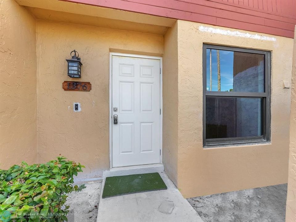 For Sale: $375,000 (2 beds, 2 baths, 1299 Square Feet)